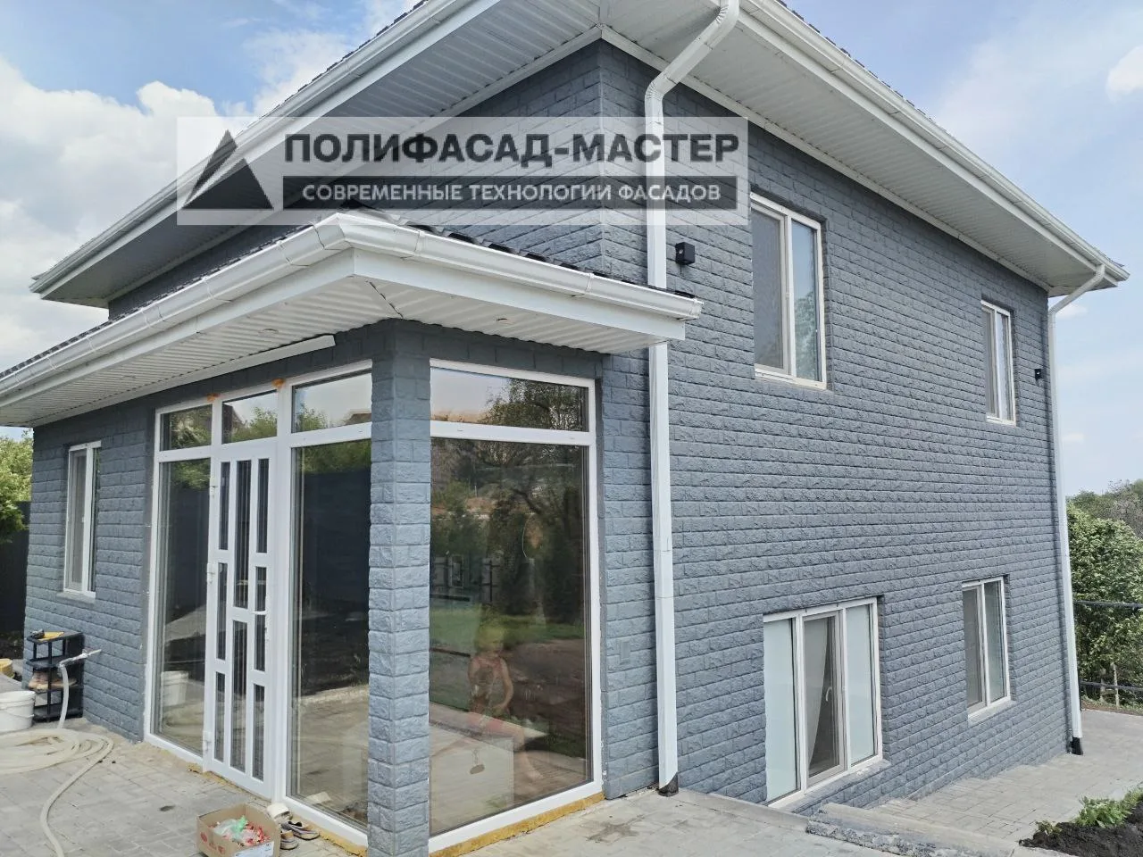 Реконструкция фасада дома 1998 года в Дубках